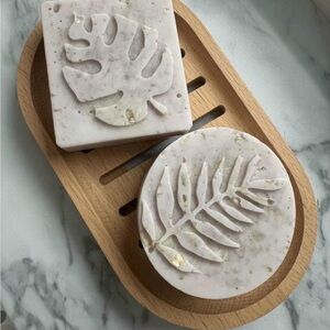 2 White Oak & Vanilla Goats Milk Soaps Made with Oats & Natural Loofah
